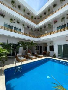 einen Pool im Innenhof eines Gebäudes in der Unterkunft Casa Arizona in Brisas de Zicatela