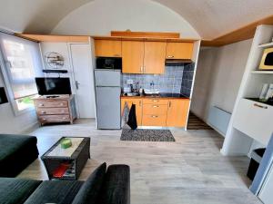 Kuchnia lub aneks kuchenny w obiekcie Bellyenmer Gruissan