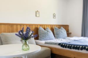 Postel nebo postele na pokoji v ubytování Gästehaus Drachennest + 23 fotografií