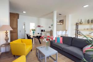 a living room with a couch and a table at Casa en la montaña in Montana la Data