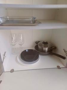 a stove with a pot and a plate on it at Le minimaliste in Pamiers