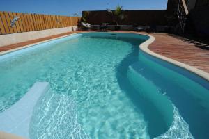 - une piscine d'eau bleue dans l'arrière-cour dans l'établissement Leu Bleu Austral, à Saint-Leu