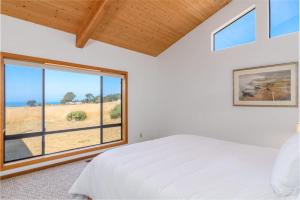 Postel nebo postele na pokoji v ubytování Spacious 3 BD for 6 - Ocean View + 30 fotografií