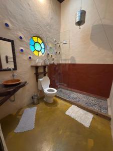 ein Badezimmer mit Toilette, Dusche und Waschbecken in der Unterkunft Ecocentro Brasil - Bangalô 4 in São Pedro