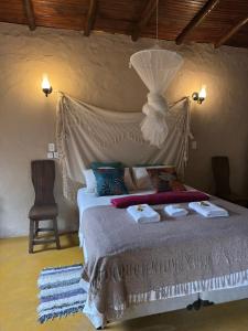 ein Schlafzimmer mit einem Bett mit Handtüchern darauf in der Unterkunft Ecocentro Brasil - Bangalô 4 in São Pedro