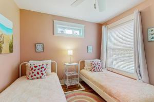 Ένα ή περισσότερα κρεβάτια σε δωμάτιο στο Coral Drift Cottage +17 φωτογραφίες
