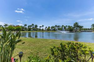 Riverbend Motorcoach Resort Lot 93 في La Belle: بركة فيها نافورة وسط حديقة