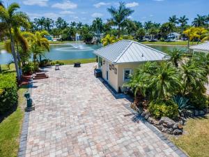 Riverbend Motorcoach Resort Lot 93 في La Belle: منظر جوي لمنزل به فناء وبركة