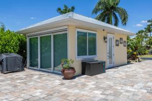 Riverbend Motorcoach Resort Lot 93 في La Belle: منزل صغير بأبواب زجاجية منزلقة على فناء
