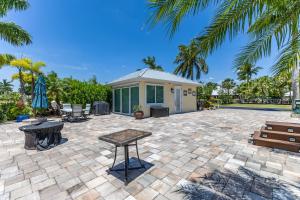 Riverbend Motorcoach Resort Lot 93 في La Belle: فناء مع طاولة ومنزل