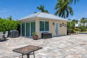 Riverbend Motorcoach Resort Lot 93 في La Belle: منزل صغير وامامه فناء +13 صورة