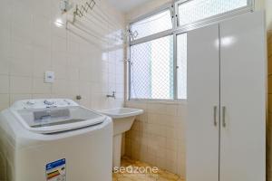 Bilik mandi di Apto completo em Floripa, a 50m da praia - PAD0103 +13 gambar
