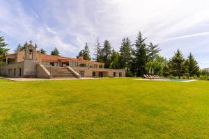 ein großes Haus mit einem Rasen davor in der Unterkunft Casa da Raposeira Douro Valley in Armamar