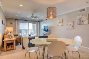 een eetkamer en woonkamer met een tafel en stoelen bij Queen's Grant A-201 in Topsail Beach