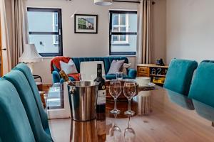 soggiorno con tavolo e bicchieri da vino di Spacious Apartment Killorglin Town Centre a Killorglin
