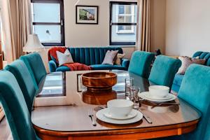 un soggiorno con tavolo e sedie blu di Spacious Apartment Killorglin Town Centre a Killorglin