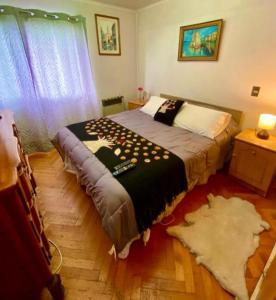 a bedroom with a bed with a blanket on it at Lindo Departamento Centro in Osorno