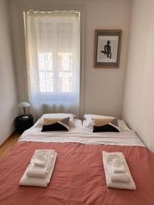 ein Schlafzimmer mit einem großen Bett mit zwei Handtüchern darauf in der Unterkunft Big, Bright, Central near Exhibition Center in Basel + 13 Fotos