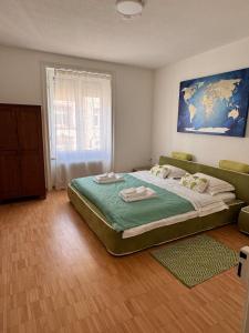 ein Schlafzimmer mit einem großen Bett mit Handtüchern darauf in der Unterkunft Big, Bright, Central near Exhibition Center in Basel