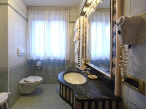 Koupelna v ubytování Hotel Barance + 31 fotografií