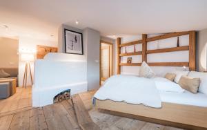 Ein Bett oder Betten in einem Zimmer der Unterkunft Strasserwirt - Ansitz zu Tirol