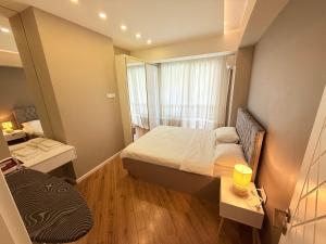 une petite chambre avec un lit et une fenêtre dans l'établissement Park Azure Royal apart, à Baku