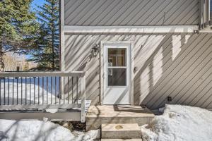 フリスコにあるCharming 3 BDR for 8 in the Heart of the Rockiesの白いドアと階段のある灰色の家