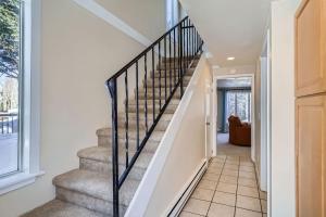 フリスコにあるCharming 3 BDR for 8 in the Heart of the Rockiesの白い壁の家の階段
