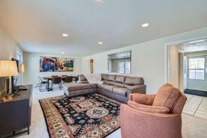 フリスコにあるCharming 3 BDR for 8 in the Heart of the Rockiesのソファと椅子2脚のあるリビングルーム +21枚の写真