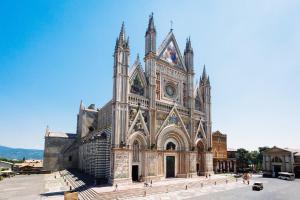 a large cathedral building with a large tower at Affittacamere San Martino in Orvieto