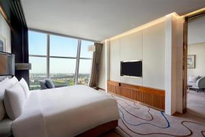 TV a/nebo společenská místnost v ubytování Sunrise Kempinski Hotel Beijing