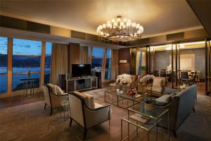 TV a/nebo společenská místnost v ubytování Sunrise Kempinski Hotel Beijing