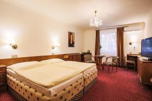 Postel nebo postele na pokoji v ubytování Hotel Ostrov + 37 fotografií