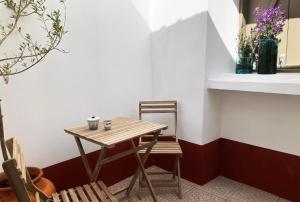 a small table and two chairs next to a counter at Sol Cinco in Arelho