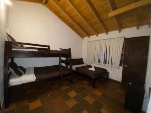 Pantano de Vargas - Hotel Lancers - Paipa Boyacá客房内的一张或多张床位