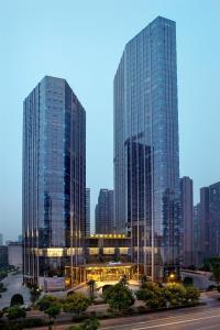 长沙长沙凯宾斯基酒店 的黄昏时分，城市中的两座高大的玻璃建筑