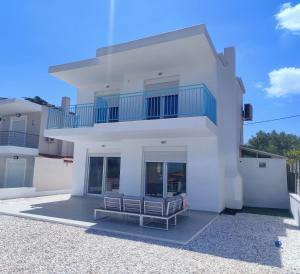 Tòa nhà nơi biệt thự tọa lạc