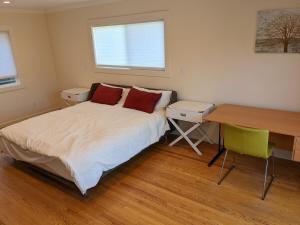 Postel nebo postele na pokoji v ubytování Sunny 4-Bedroom home in Corte Madera