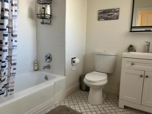 Koupelna v ubytování Sunny 4-Bedroom home in Corte Madera + 17 fotografií