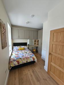 Ένα ή περισσότερα κρεβάτια σε δωμάτιο στο Luxury studio apartment, Skipton