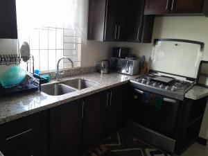 Dapur atau dapur kecil di C & J's Coco Manor Vacation Home