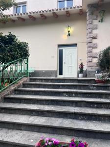 een trap voor een deur met bloemen bij Villa Sveva in Làconi
