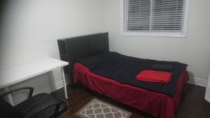 Postel nebo postele na pokoji v ubytování Private Rooms, Free Parking, Full Kitchen, Best Prices in Town- York University Heights