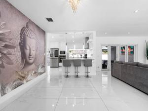 un salon avec un canapé et une cuisine dans l'établissement The Chill Sunny Casa Near Beaches, à Miami Lakes