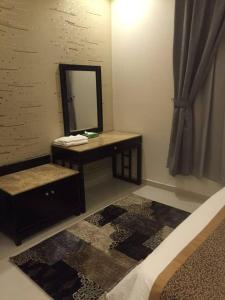 baño con tocador con espejo y alfombra en Rukon Buotat 15, en Riad