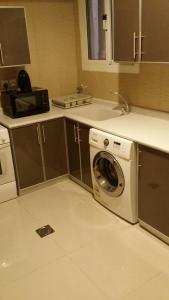 una cucina con lavatrice e lavandino di Rukon Buotat 15 a Riyad Altre 87 foto