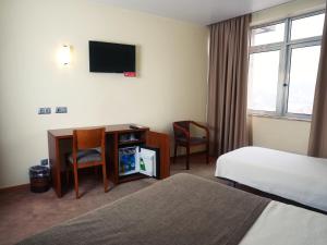 Uma TV ou centro de entretenimento em Hotel São Francisco
