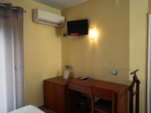 Uma TV ou centro de entretenimento em Hotel São Francisco
