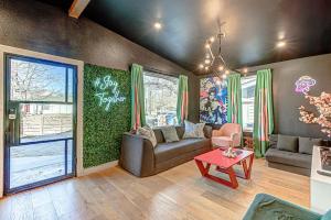 una sala de estar con un sofá y una mesa en Dream Stay with Pool for up to 20 Guests Mins to DT Austin, en Austin