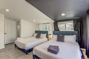 Un dormitorio con dos camas y una ventana. en Dream Stay with Pool for up to 20 Guests Mins to DT Austin, en Austin